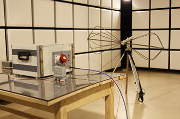Полубезэховая экранированная камера вид изнутри на столе стоят антенны